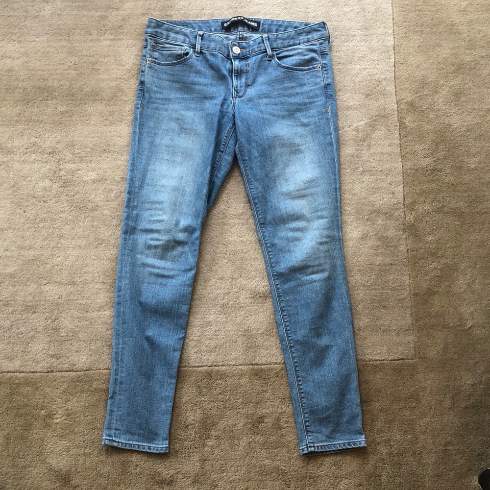 Express low rise light wash jean legging.